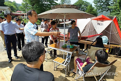 ▲ 강원 횡성군 강림면의 한 폐교 부지에 '별빛마을 서울캠핑장'이 개장, 본격적인 운영에 들어갔다. 사진은 최문순 강원지사가 캠피장을 둘러보는 모습. 연합뉴스