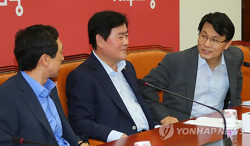 ▲ 김기현 새누리당 정책위의장, 최경환 원내대표, 윤상현 원내수석부대표가 9일 국회에서 열린 원내대책회의에서 이야기를 나누고 있다.ⓒ연합뉴스