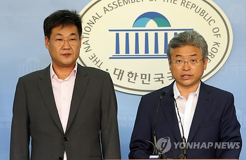 ▲ 정문헌(왼쪽부터), 이철우 새누리당 의원이 9일 오전 국회 정론관에서 기자회견을 열고 국정원 국정조사 특위 위원직을 사퇴한다고 밝히고 있다.ⓒ연합뉴스