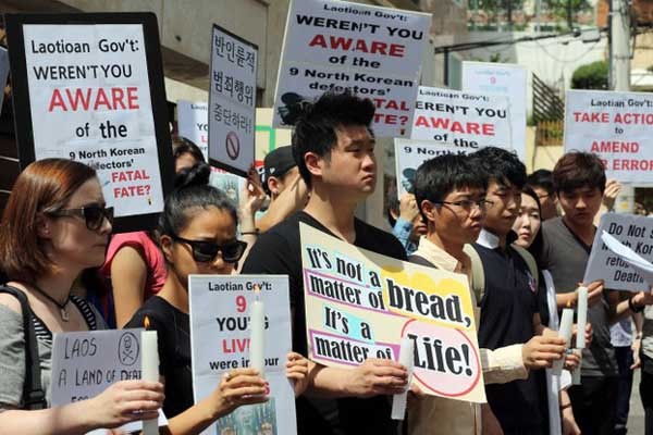 ▲ 탈북 청소년들이 강제북송됐다는 소식을 들은 국제인권단체 회원들이 라오스 대사관 앞에서 시위를 벌이고 있다. [사진: 라디오 프리 아시아 캡쳐]