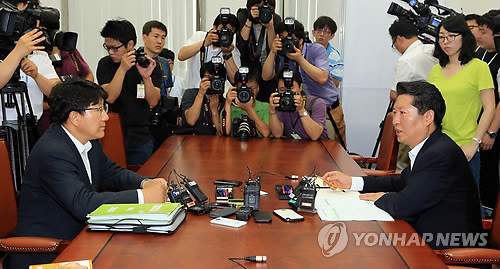 ▲ 국정원 댓글의혹 사건 진상규명을 위한 국정조사특위' 여야 간사인 새누리당 권성동 의원(왼쪽)과 민주당 정청래 의원이 10일 오전 국회에서 만나 실시계획서 내용을 논의하고 있다. ⓒ연합뉴스