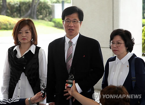 ▲ 민주당 국가정보원 불법 선거개입 의혹 진상조사 특위 소속 의원들이 지난 5월31일 오전 '국정원 사건'의 공정한 수사를 검찰에 촉구하기 위해 서초동 대검찰청을 방문, 청사로 들어가기에 앞서 기자들의 질문에 답하고 있다. 진선미 의원(왼쪽부터), 신경민 최고위원, 김현 의원. ⓒ연합뉴스