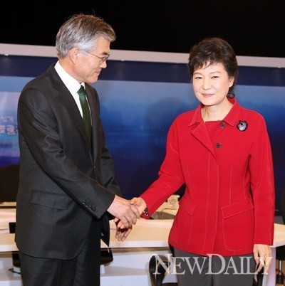 ▲ 지난해 12월 16일, 새누리당 박근혜, 민주통합당 문재인 대선 후보가 서울 여의도 에서 열린 3차 TV토론에 앞서 악수를 하고 있다.ⓒ뉴데일리