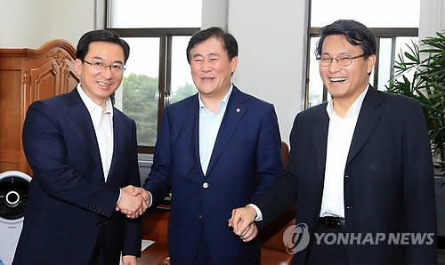 ▲ 최경환 국회 운영위원장 겸 새누리당 원내대표(가운데)가 10일 국회에서 열린 운영위 전체회의에서 2007년 남북정상회담 대화록을 국가기록원으로부터 넘겨받아 열람하는 안건을 심의·의결을 마친 뒤 정성호 민주당 원내수석부대표(왼쪽), 윤상현 새누리당 원내수석부대표와 손을 맞잡고 있다. ⓒ연합뉴스