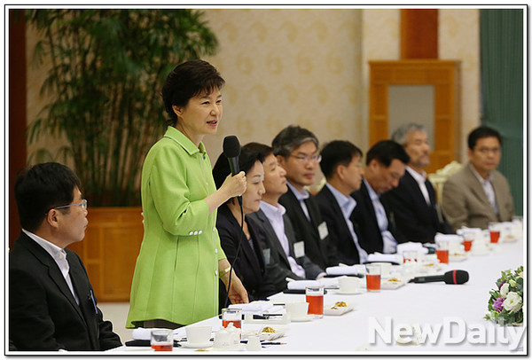 ▲ 박근혜 대통령이 10일 청와대로 언론사 논설실장들을 초청해 오찬 간담회를 가지고 있다. ⓒ 뉴데일리