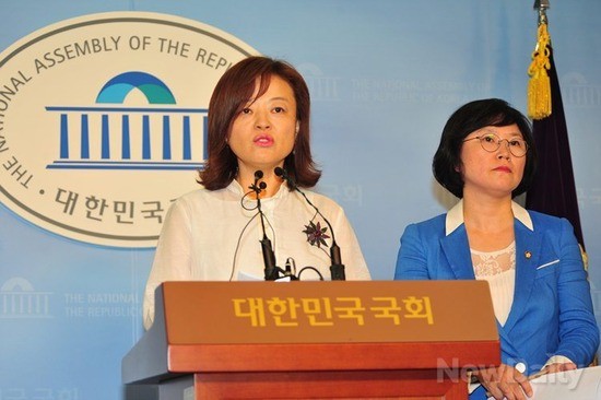 ▲ 국회 국정원 진상조사특위 소속 진선미, 김현 민주당 의원이 10일 오후 국회 정론관에서 기자회견을 열고 새누리당의 특위 위원직 사퇴 요구를 거부한다고 밝히고 있다.ⓒ이종현 기자