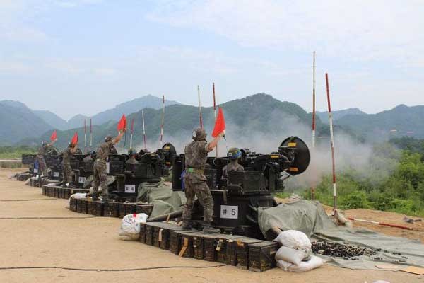 ▲ 사격훈련 중인 벌컨. 군 사격장은 지역사회와의 갈등에 단골로 등장하는 주제다. [사진과 현가리 사격장은 관계없음]