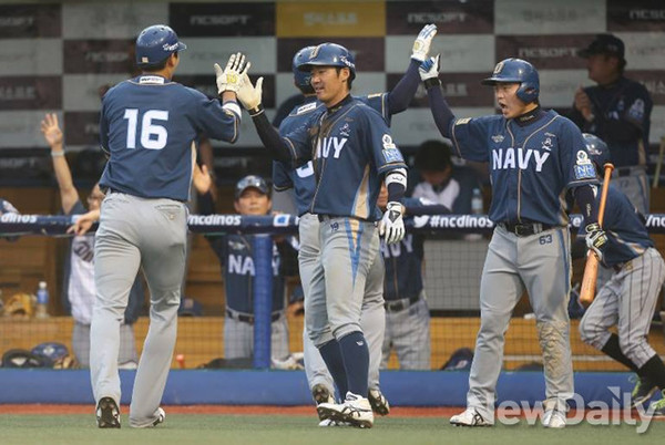 ▲ 지난달 30일 NAVY라고 새겨진 유니폼을 입고 경기에 나선 NC다이노스 선수들.ⓒNC다이노스 제공