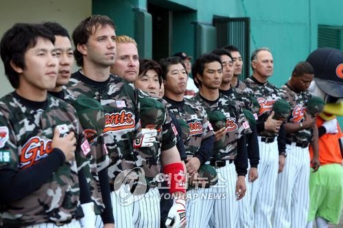 ▲ 롯데자이언츠 야구단은 지난 2007년부터 대한민국 건국과 유지 과정에서 희생당한  군인들을 추모하는 의미에서 국방무늬의 유니폼을 6월 6일과 25일에 착용하고 경기에 나서고 있다.ⓒ연합뉴스