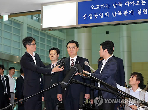 ▲ 서호 통일부 남북협력지구지원단장이 10일 오전 경기도 파주시 경의선 남북출입사무소에서 개성공단으로 출경하기 앞서 우리측의 협상 방향을 설명하고 있다. ⓒ연합뉴스