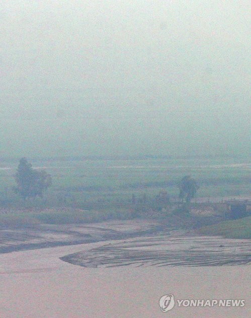 ▲ 해무에 가려진 개성공단. 10일 오후 남북 당국간 제2차 개성공단 실무회담이 성과없이 끝났다. 이날 오후 인천시 강화군 평화전망대에서 바라본 북한 개풍군 개성특구시 유정동마을이 해무에 가려져 있다.ⓒ연합뉴스