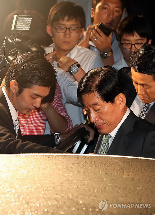 ▲ 건설업자에게서 억대의 금품을 받았다는 의혹이 제기된 원세훈 전 국가정보원장이 4일 검찰에 출석, 조사를 마친 뒤 서울중앙지검을 나서고 있다. ⓒ 연합뉴스