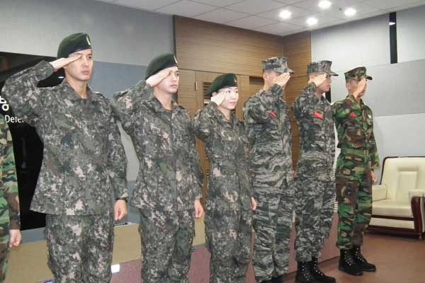 ▲ 현재 우리 군이 입는 신형 전투복. 전투복은 '무기'일까 '비무기'일까? 답은 '비무기'다.