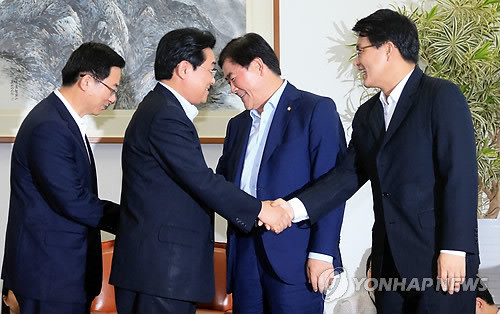 ▲ 최경환 새누리당 원내대표(오른쪽에서 두번째)와 전병헌 민주당 원내대표(왼쪽에서 두번째)가 11일 오후 현안 논의를 위해 국회 운영위원장실에서 만나 인사를 나누고 있다. ⓒ연합뉴스