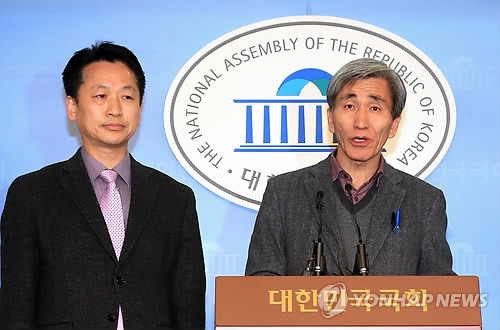 ▲ 민주당 정해구 정치혁신위원장이 1월18일 오후 국회 정론관에서 당의 전면적인 혁신을 통한 쇄신 방안을 발표하고 있다. 왼쪽이 고영인 간사. ⓒ연합뉴스