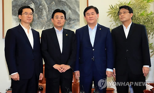 ▲ 최경환 새누리당 원내대표(오른쪽에서 두번째)와 전병헌 민주당 원내대표(왼쪽에서 두번째)가 11일 오후 국회 운영위원장실에서 만났다. 이날 여야 원내대표단은 국정원 대선개입 의혹에 대한 국정조사 정상화 방안 등을 논의했다.ⓒ연합뉴스