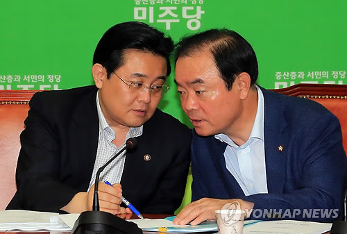 ▲ 전병헌 민주당 원내대표가 11일 오전 국회 원내대표실에서 열린 고위정책회의에서 장병완 정책위의장과 얘기를 나누고 있다.ⓒ연합뉴스