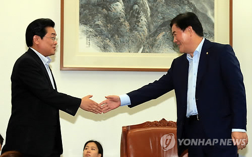 ▲ 최경환 새누리당 원내대표(오른쪽)와 전병헌 민주당 원내대표가 11일 오후 국회 운영위원장실에서 만나 국정원 대선개입 의혹에 대한 국정조사 정상화 방안 등을 논의하기 앞서 악수하고 있다.ⓒ연합뉴스