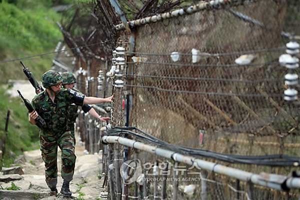 ▲ 육군 백두산 부대 장병들이 강원 양구에 있는 가칠봉 GOP를 순찰하고 있다. [사진: 연합뉴스]