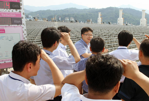 ▲ LG전자가 국가 전력 위기 대응에 적극 동참하고자 협력회사들과 함께 ‘절전 경영’에 나선다. LG전자 및 협력회사 에너지관리 책임자들이 10일 LG전자 구미사업장에서 태양광 모듈이 설치된 건물 옥상을 견학하고 있다.