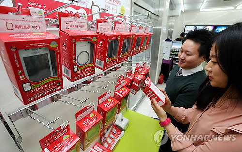 ▲ (서울=연합뉴스) 서울의 한 편의점에서 편의점에 고객들이 진열된 알뜰폰을 살피고 있다