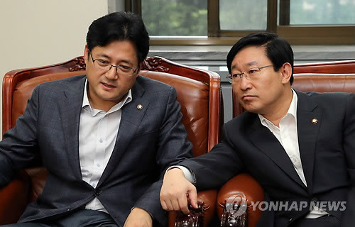 ▲ 민주당 홍익표 원내대변인이 12일 오전 국회 운영위에서 박범계 의원과 얘기를 나누고 있다. 새누리당은 이날 민주당 홍익표 원내대변인의 '귀태' 발언을 문제 삼아 모든 원내 일정의 중단을 선언했다.ⓒ연합뉴스