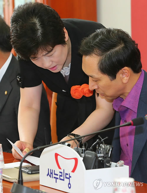 ▲ 김기현 새누리당 정책위의장과 강은희 원내대변인이 28일 국회에서 열린 원내대표단 회의에서 이야기를 하고 있다.ⓒ연합뉴스