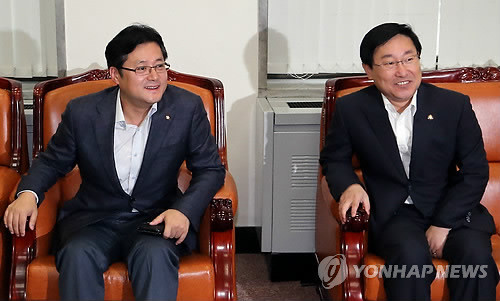 ▲ '귀태' 발언한 민주당 홍익표 원내대변인. 오른쪽은 국정원 정치공세를 펴는 민주당 박범계 의원. ⓒ연합뉴스