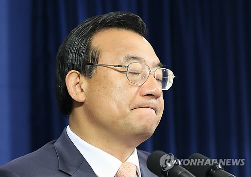 ▲ 청와대 이정현 홍보수석이 12일 춘추관에서 홍익표 민주당 대변인의 귀태(鬼胎)발언에 대해 국민과 대통령에게 사과할 것을 공식 요구한 뒤 입술을 꽉문채 기자들의 질문을 받고 있다. ⓒ연합뉴스