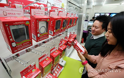 ▲ 서울의 한 편의점에서 편의점에 고객들이 진열된 알뜰폰을 살피고 있다.  ⓒ 연합뉴스