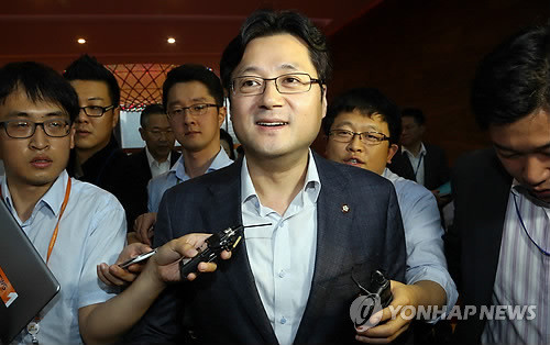 ▲ 국정원 여직원을 감금하고 인권을 무참히 짓밟고 있는 민주당 관계자들. ⓒ정상윤 기자