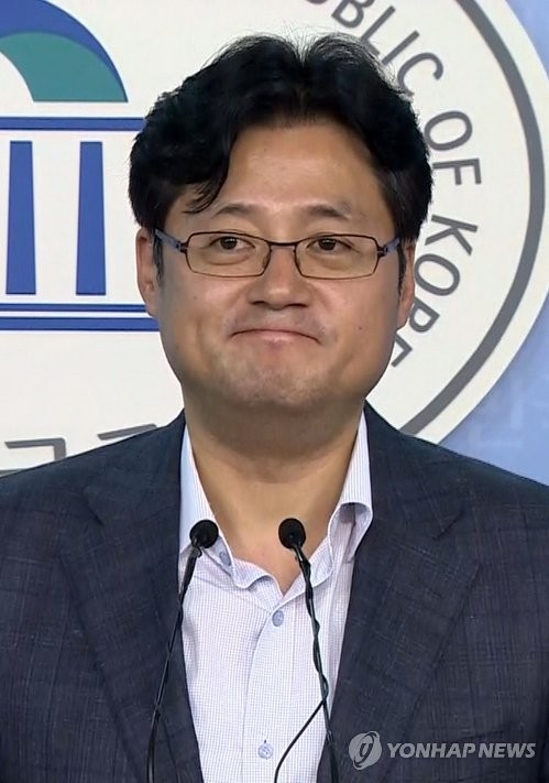 ▲ 2000년 6월14일 백화원영빈관에서 열린 제2차 남북정상회담에서 김대중 대통령과 김정일이 두손을 맞잡고 밝은 표정으로 악수하고 있다. ⓒ연합뉴스