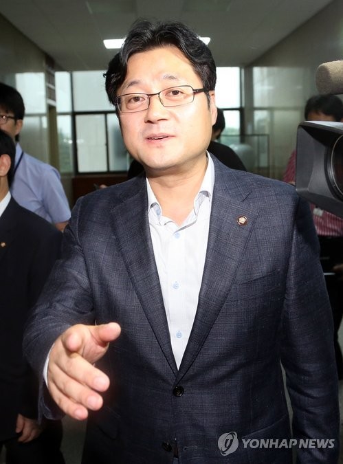 ▲ 새누리당이 12일 민주당 홍익표 원내대변인의 '귀태' 발언을 문제 삼아 모든 원내 일정의 중단을 전격선언했다. 민주당 홍익표 원내대변인이 12일 오전 국회 원내대표실로 향하며 기자들의 질문을 받고 있다.ⓒ연합뉴스