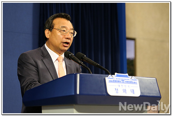 ▲ 이정현 청와대 홍보수석이 12일 기자회견을 갖고 홍익표 막말을 비판하고 있다. ⓒ 뉴데일리