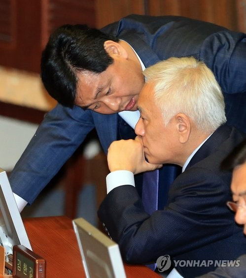 ▲ 지난 5월7일 국회 본회의에서 김한길 민주당 대표가 김관영 대변인과 얘기를 나누고 있다.ⓒ연합뉴스