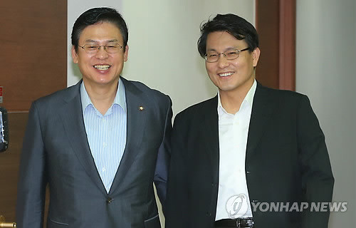 ▲ 국회 공공의료 국조특위 위원장인 정우택 새누리당 최고위원과 윤상현 원내수석부대표가 10일 오전 최고중진연석회의가 열리는 여의도 당사 회의실에 함께 들어서고 있다.ⓒ연합뉴스