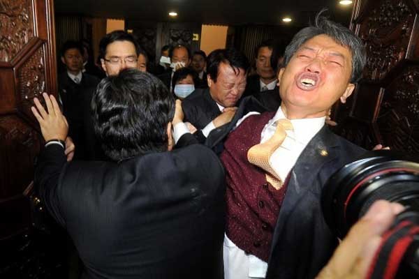 ▲ 홍익표 의원, 심재권 의원이 활동 중인 '국회한반도포럼'에는 '최루탄 열사'라고도 불리는 김선동 통합진보당 의원도 있다.