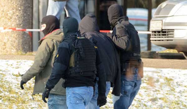 ▲ 2012년 1월 독일 헌법수호청 요원들이 뒤셀도르프에서 네오나치 테러리스트를 체포하는 모습. 우리나라에 헌법수호청이 생긴다면 저 자리에 '국회의원'이 있을지도 모르겠다.