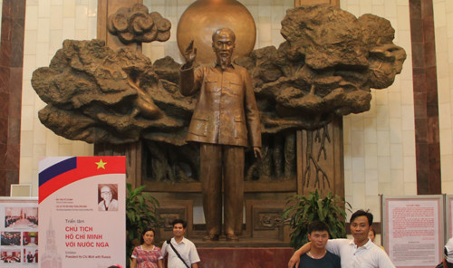 ▲ ▲ 기념관 안에 있는 호치민 동상 ⓒ뉴데일리