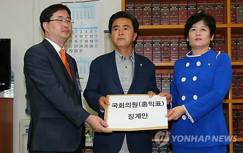 ▲ 김태흠ㆍ강은희 새누리당 원내대변인이 12일 오후 국회 의안과에 홍익표 민주당 원내대변인 징계안을 제출하고 있다.ⓒ연합뉴스