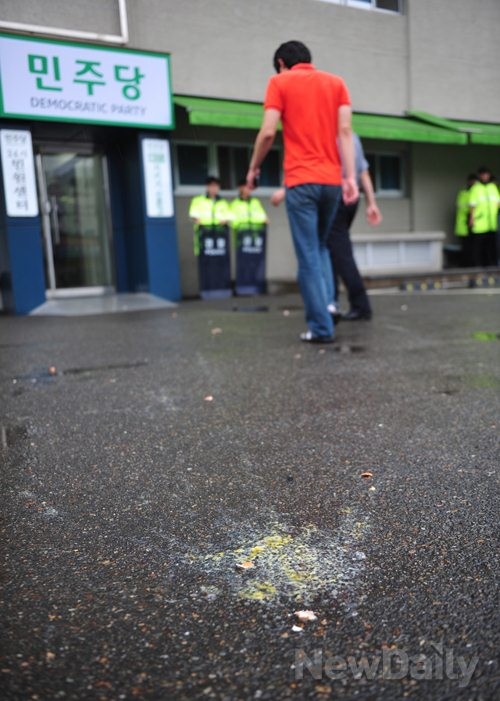 ▲ 민주당 중앙당사에 모인 보수시민단체 회원들은 당사를 향해 계란을 투척하기도 했다.ⓒ이종현