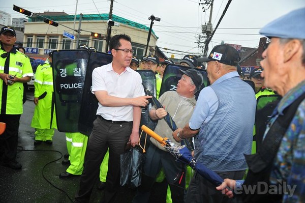 ▲ 민주당 중앙당사에 모인 보수시민단체 회원들과 경찰이 실랑이를 벌이고 있다.ⓒ이종현