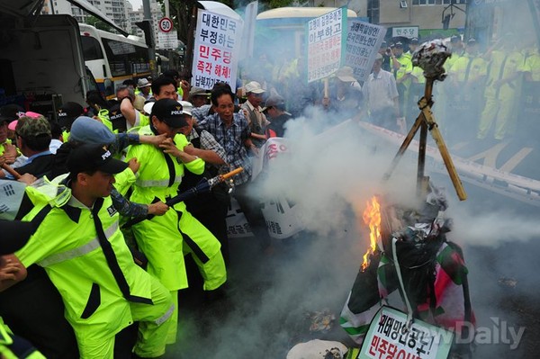 ▲ 민주당 중앙당사에 모인 보수시민단체 회원들과 경찰이 몸싸움을 벌이고 있다.ⓒ이종현