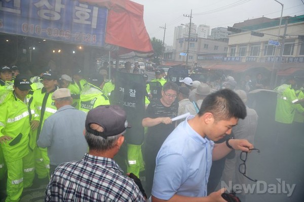 ▲ 민주당 중앙당사에 모인 보수시민단체 회원들은 경찰과 몸싸움을 벌였다.ⓒ이종현