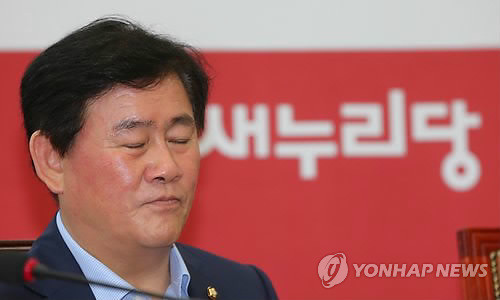 ▲ 최경환 새누리당 원내대표가 12일 국회에서 열린 긴급최고위원회의에서 홍익표 민주당 원내대변인의 [귀태] 발언을 비판하는 참석자 발언을 듣고 있다. ⓒ연합뉴스