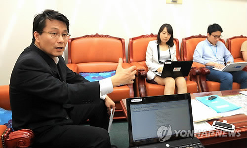 ▲ 윤상현 새누리당 원내수석부대표가 13일 오후 국회에서 기자간담회를 열고 민주당 홍익표 의원의 [귀태(鬼胎) 사건]으로 전면 중단됐던 국회 운영을 정상화하기로 합의했다고 밝히고 있다. ⓒ연합뉴스