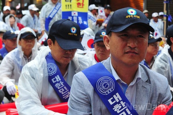 ▲ 대한민국재향경우회 회원 2,000 여명이 13일 오후 6시 30분 서울시 중구 국가인권위원회 앞에 응집했다. 이들은 같은 시간 길 건너편 서울시청 앞에서 열린 촛불집회를 반대하며 촛불끄기 집회를 열었다.ⓒ이종현