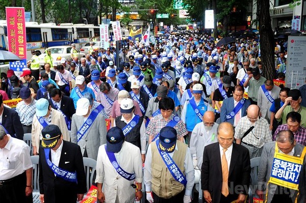 ▲ 대한민국재향경우회 회원 2,000 여명이 13일 오후 6시 30분 서울시 중구 국가인권위원회 앞에 응집했다. 이들은 같은 시간 길 건너편 서울시청 앞에서 열린 촛불집회를 반대하며 촛불끄기 집회를 열었다.ⓒ이종현