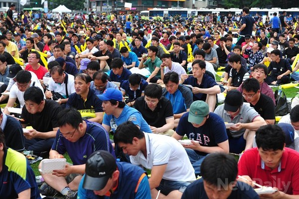 ▲ 13일 오후 6시 30분, 서울시청 앞 광장에는 KTX 민영화에 반대하는 철도노조원 4,000 여명이 모여 박근혜 대통령이 물러나야 한다고 주장했다.ⓒ이종현