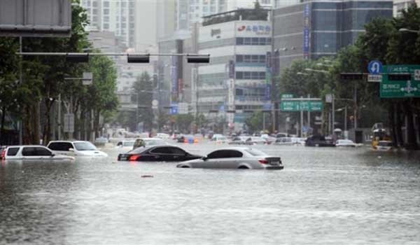▲ 2011년 여름 집중호우 때 물에 잠긴 강남 일대의 모습. 올해도 집중호우로 인한 피해가 생기고 있다.